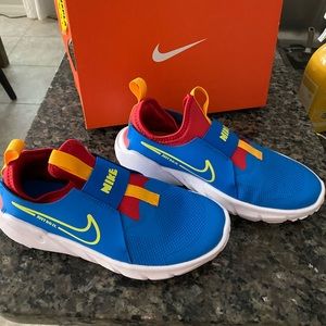NWT. Nike Flex Runner 2